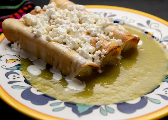 Flautas de pollo en salsa verde