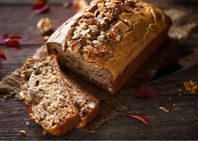 Pan esponjoso de plátano y amaranto con nueces y cajeta