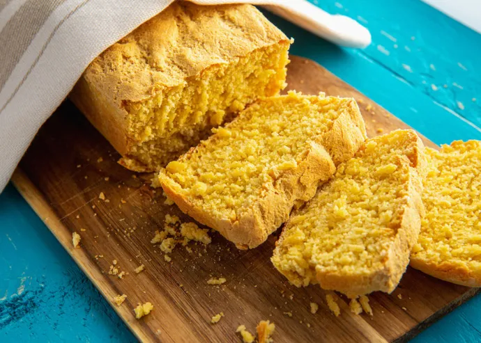 Pan de elote con rajas poblanas