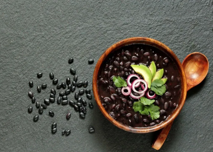 Sopa de frijol con chile ancho