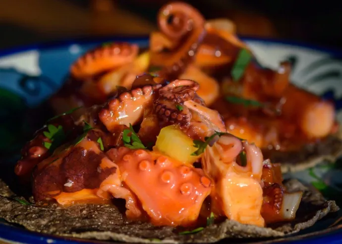 Tostada de pulpo al achiote y mango