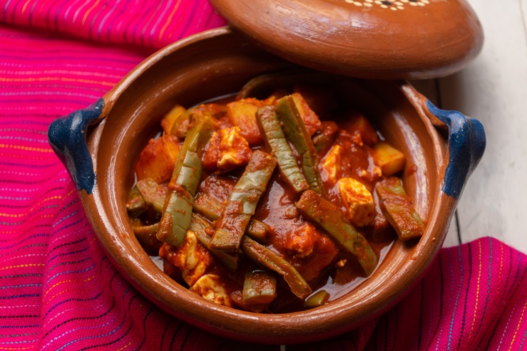 Nopales con pollo adobados