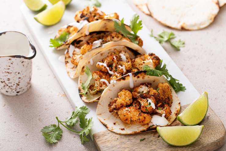 Tacos de coliflor con pipián, granada y cacao