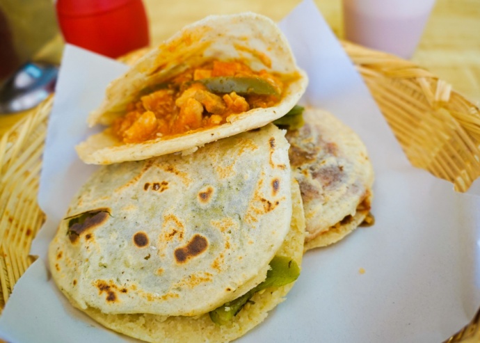 Gorditas de maíz rellenas de pollo