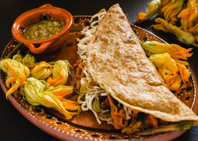 Quesadillas fritas de flor de calabaza y champiñones