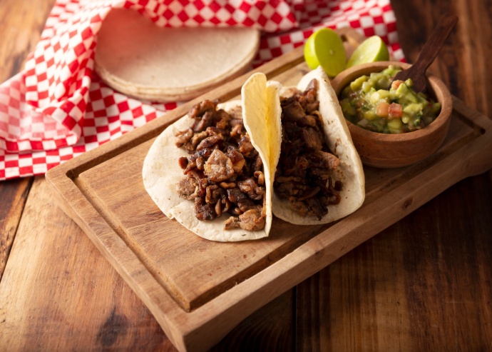 Tacos de filete de res en tortilla de trigo