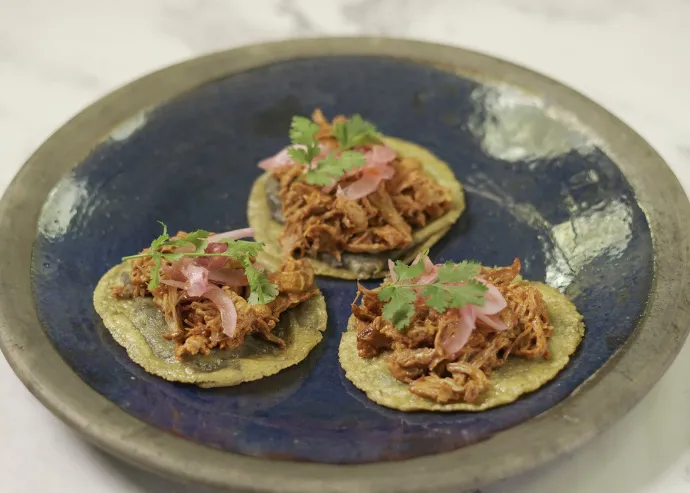 Panuchos de cordero pibil