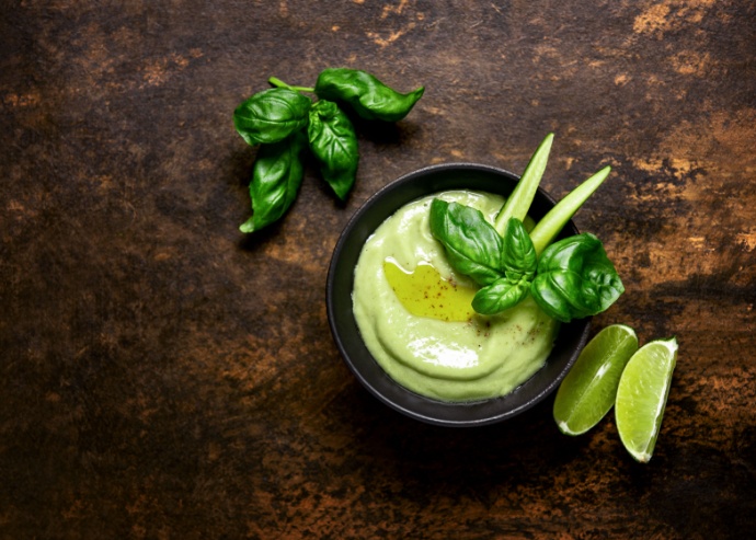 Sopa templada de aguacate con camarones al ajillo