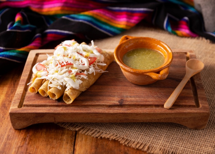 Tacos dorados en salsa verde