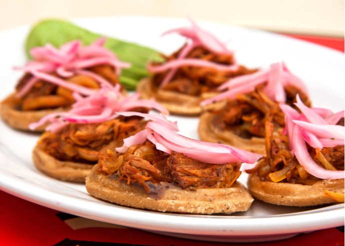 Salbutes de pollo pibil