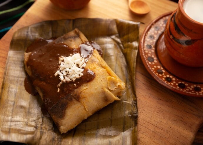 Tamales de frijol con mole