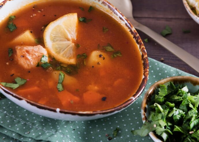 Sopa de pescado al chile cascabel