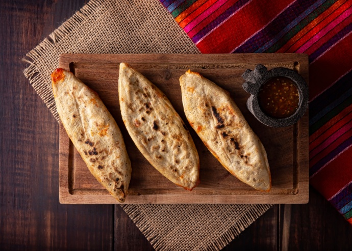 Tlacoyos de frijol picante con quesillo