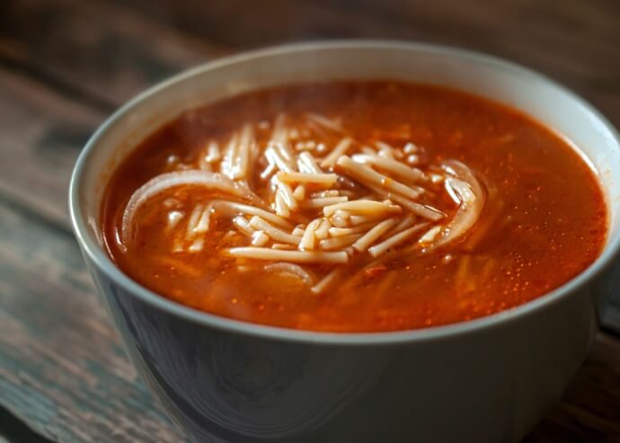 Sopa de fideo con queso fresco