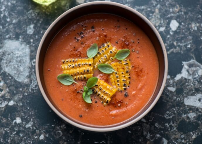 Sopa de tomate con maíz