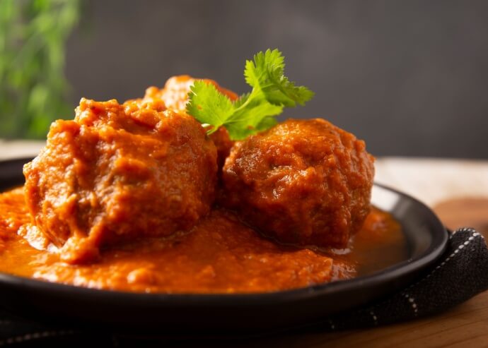 Albóndigas con chicharrón en salsa de chipotle